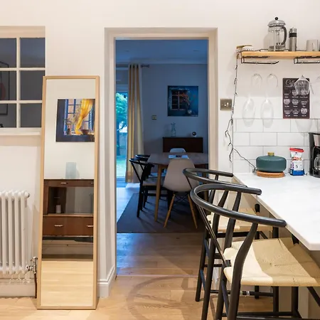 Tastefully Curated 2bd Flat With Patio Apartamento